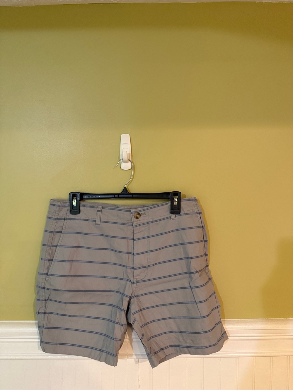 Men's Size 32W Vineyard Vines Light Gray Shorts with Blue Stripes